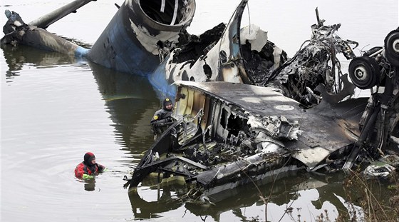 Potápěči v okolí trosek letadla Jak-42 pátrají po černých skříňkách. (8. září
