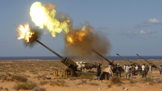 Dlostelectvo povstaleckých bojovník v libyjské pouti (8. záí 2011)