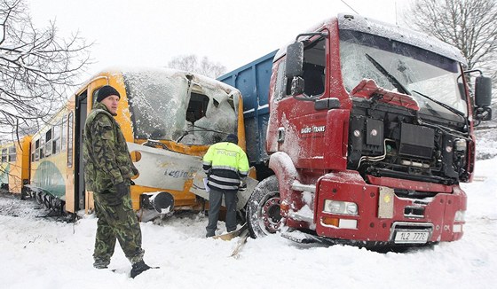 Sráka nákladního auta a osobního vlaku ve Strái nad Nisou. (28. prosince 2010)