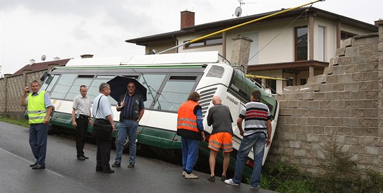 V Plzni-ernicích havaroval trolejbus. Sjel mimo vozovku  a pokodil hradbu u
