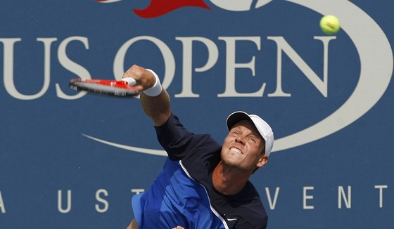SE ZAPENÍM. eský tenista Tomá Berdych ml v zápase tetího kola US Open