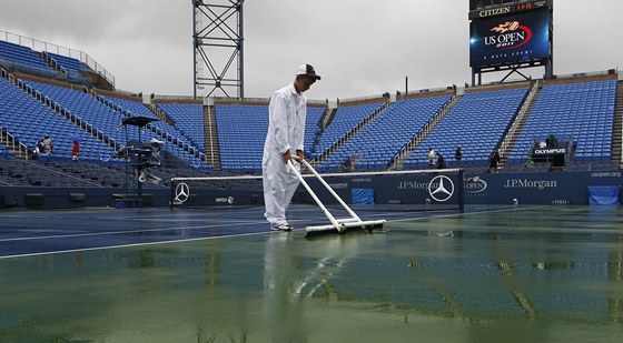 Tyhle obrázky jsou na US Open bné. Organizátoi proto zvaují, e finále se bude hrát trvale v pondlí místo nedle.