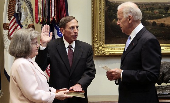 David Petraeus skládá písahu do rukou amerického viceprezidenta Joea Bidena