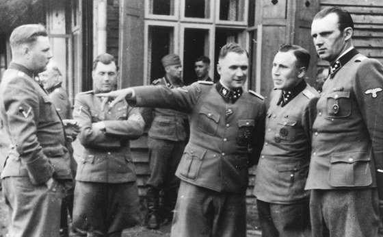Nacističtí důstojníci (zleva) Josef Kramer, velitel tábora Bergen-Belsen, Dr.