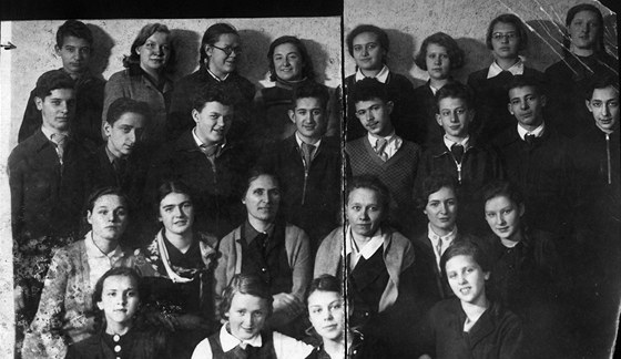 kolní snímek Leny Muchinové (tetí zleva v horní ad) a jejích spoluák týden ped nacistickou okupací (erven, 1941)