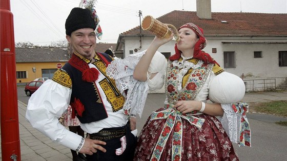 Okradené majitelce pomohlo, e podoba slováckých kroj je v kadé obci unikátní. Na snímku je kroj z uherskohradiských Maatic.