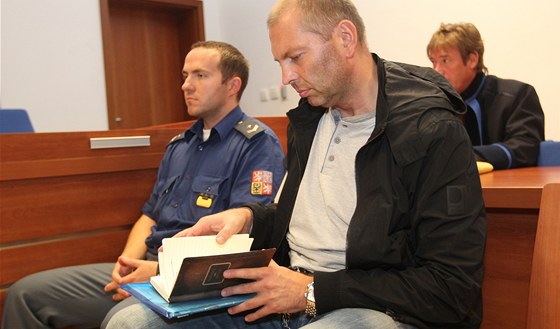 Miloš Almásy, člen gangu bývalých policistů, u Městského soudu Brno.