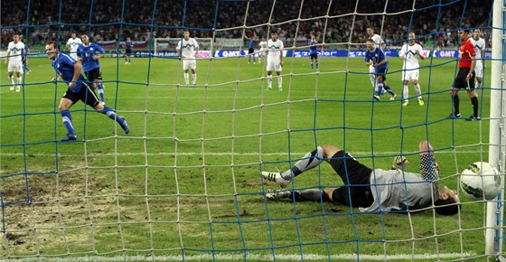 PESN K TYI. Konstantin Vasiljev z Estonska promnil penaltu v kvalifikaním