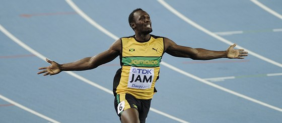 KRÁSNÁ SATISFAKCE. Usain Bolt sice kvli ulitému startu piel o monou medaili