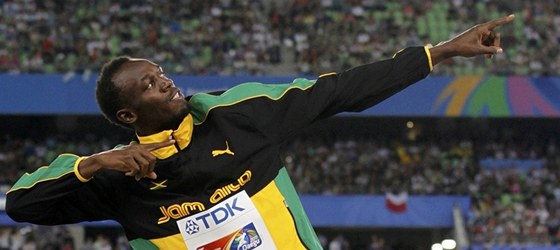 TRADINÍ GESTO. Usain Bolt zdraví fanouky pi vyhlaování nejlepích tafet na