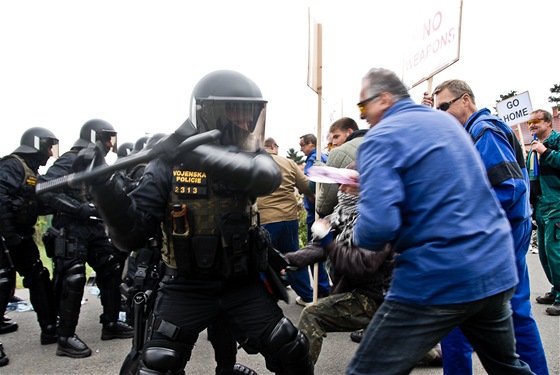 Krom ostrahy objekt a muniních sklad má Vojenská policie také jednotky na zvládání davu