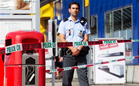 Policisté prohledávají odpadkové koe u praské Ikey. (2. záí 2011)