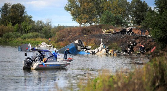 Záchranáři prohledávají místo leteckého neštěstí u ruské Jaroslavle. (7. září...