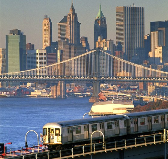 Souprava newyorského metra projídí po Williamsburgském most na Manhattanu.