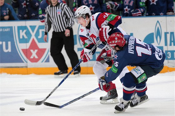 Běloruský hokejista Sergej Ostapčuk (v bílo-červeném dresu) na snímku z