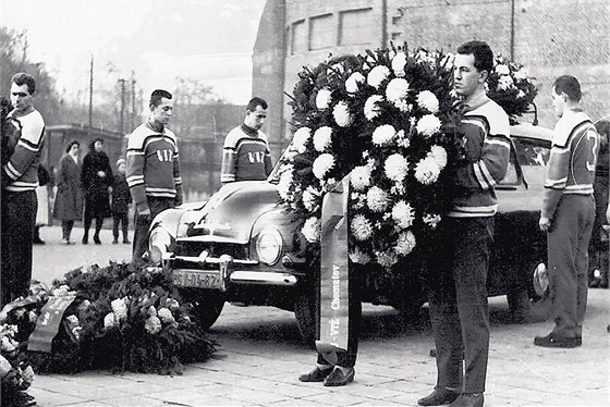 Hokejisté ped zimním stadionem v prosince 1956, ne se smutení pochod vydal