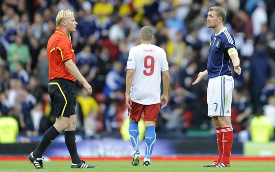 Rozhodí Kevin Blom (vlevo) má smlu na pihrané pády. V roce 2011 jeden takový vyústil v penaltu pro eský tým, te ve vylouení obránce u po 29 vteinách.