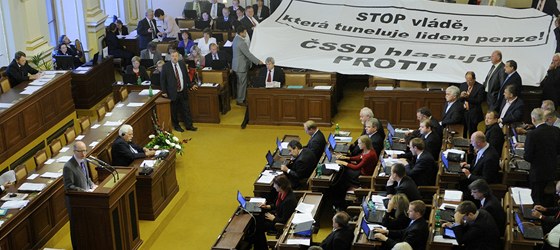 Sociální demokracie protestovali ve sněmovně proti penzijní reformě obří
