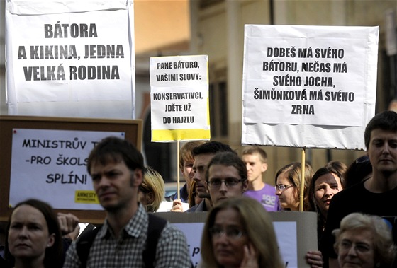 Ladislav Bátora vzbuzuje emoce i po tom, co ho ministr kolství Josef Dobe po protestech TOP 09 uklidil do jiné pozice na kolství. Ped ministerstvem kolství se sela demonstrace proti jeho psobení na ministerstvu.