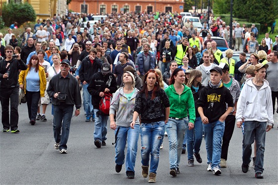 Lidí spokojených s politickou situací podle agentury STEM pibylo. V ulicích to vak ale vidt není, více o sob dávají vdt nespokojení. Na snímku je protestní pochod ve Varnsdorfu.