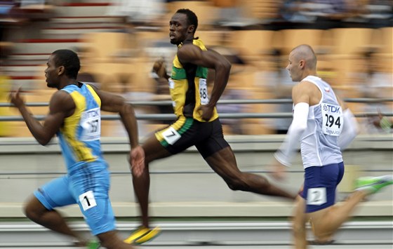 POJ, PAVLE. Usain Bolt (uprosted) vyhrál na MS svj rozbh závodu na 200 metr, Pavel Maslák (vpravo) byl tetí.