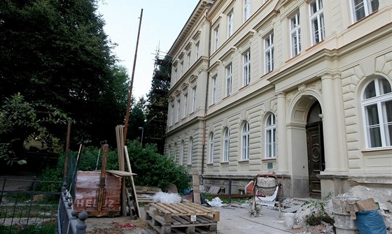 Budovu bývalé základní školy na Rubešově náměstí opravili za milionů korun. 