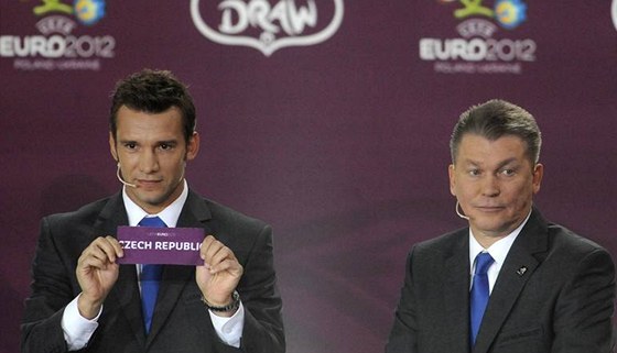 Kdy se loni v únoru losovala kvalifikace ME 2012, byl práv slavný Oleg Blochin (vpravo) bez angamá; vlevo dalí ukrajinský fotbalový velikán Andrej evenko.