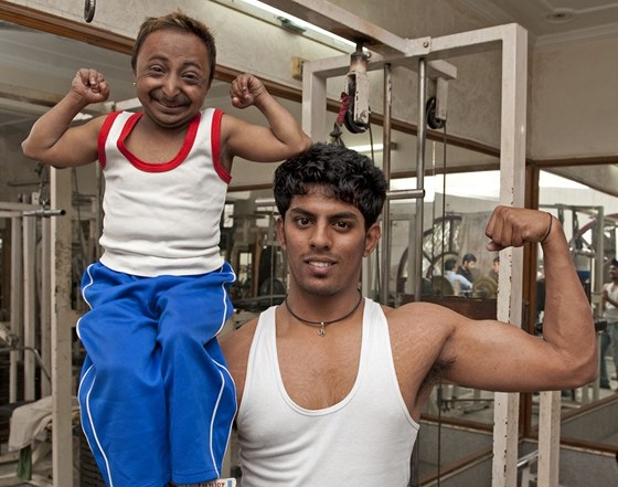 Nejmenší kulturista na světě Aditya "Romeo" Dev se svým trenérem