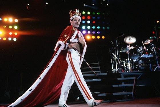Freddie Mercury na koncertu ve Wembley v roce 1986