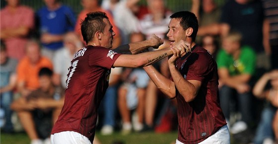 Sparantí fotbalisté Peter Grajciar (vlevo) a Miroslav Slepika se radují ze