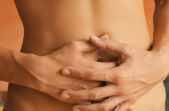 Pravidelné bolesti v podbřišku mohou být příznakem endometriózy (ilustrační snímek)