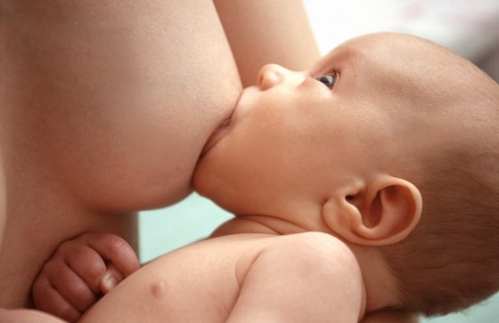 Tvrzení, že kojení musí zvládnout každá žena, má na matku negativní účinky (ilustrační fotografie)
