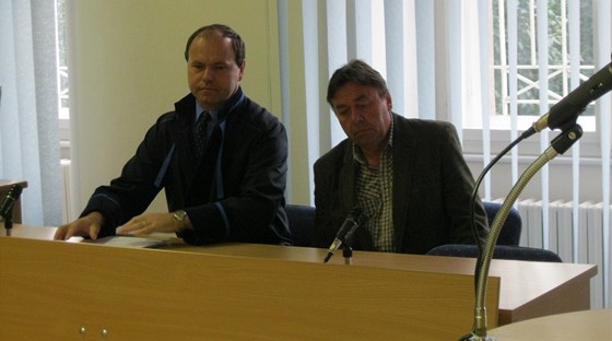 Bývalý starosta ichovic Jií Hejpetr (vpravo) u soudu se svým advokátem