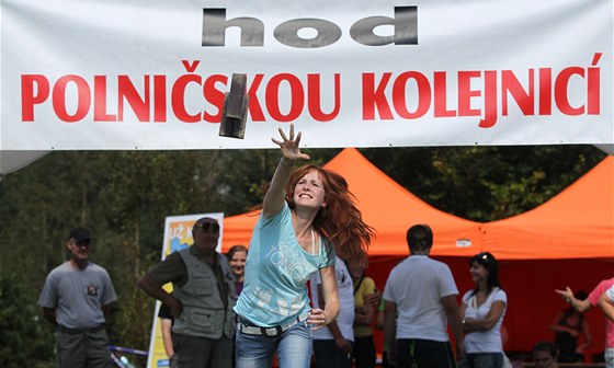 Recesistická soutěž "Hod Polničskou kolejnicí" se letos konala už po jedenácté..