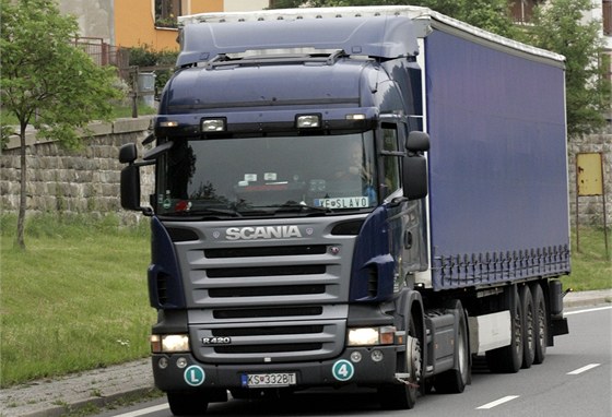 Muži nákladní prostor kamionu vykrádali na silnici mezi obcemi Libkovice a Bošov. (ilustrační foto)