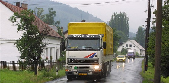 Středočeský kraj chce vyhnat kamiony ze silnic nižších tříd. Ilustrační snímek