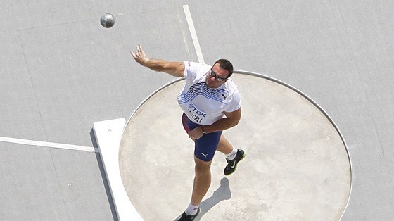 eský koula Jan Marcell v kvalifikaci na MS v Tegu.