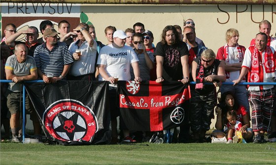 Tihle fanouci zstali smutní. Jejich Slavia senzan prohrála v Pevýov.