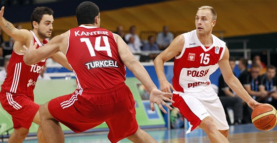 Polský basketbalista Lukasz Koszarek (vpravo) obchází turecké duo Ender Arslan