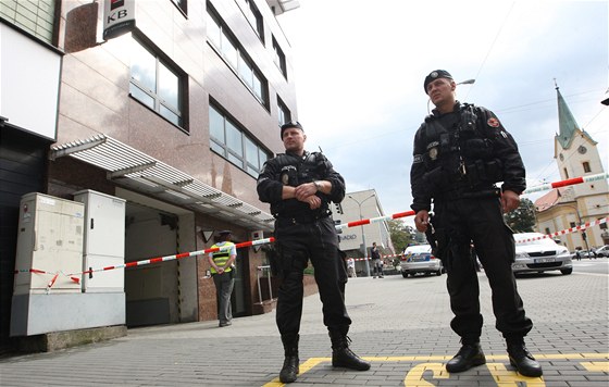 Lupi pepadl Komerní banku ve Zlín, uvnit nechal bombu. Policie hlídá