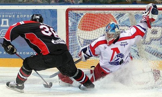 Hokejista Pavel Rosa jet v dresu Omsku - ilustraní foto