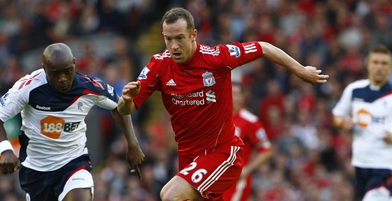 TVRCE HRY. Liverpoolsk zlonk Charlie Adam pi utkn s Boltonem.