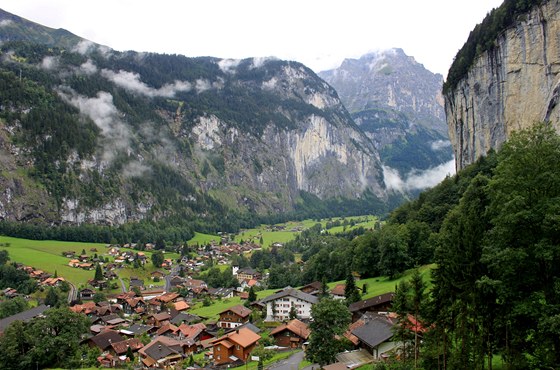 Oblast Jungfrau je jedinená pro zimní pobyt na lyích i pro letní pí