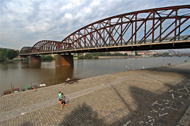 Chátrající elezniní most v Praze v záí 2011