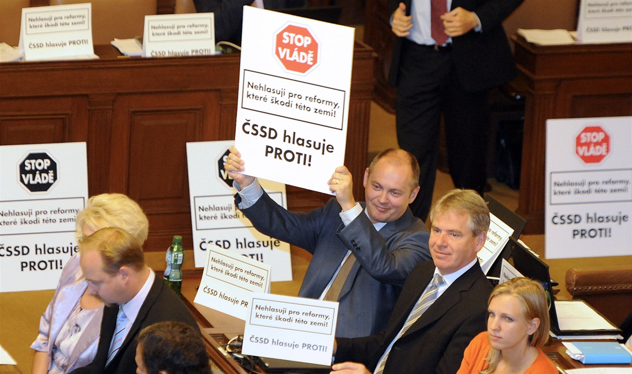 Premiér Petr Ne�as hájil v parlamentu sérii reforem, kterou za�ali poslanci schvalovat. V�t�inu z nich po p�í�tích volbách zru�íme, tvrdí �éf �SSD Bohuslav Sobotka.