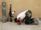 Libyjský vzbouenec se modlí v Tripolisu