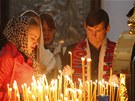 Obyvatelé Jaroslavle zapalují svíky za obti nehody v místní katedrále (7. záí 2011)