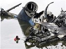 Potápi v okolí trosek letadla Jak-42 pátrají po erných skíkách. (8. záí