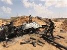 Povstalec proohledává vozidlo Kaddáfího jednotek, které zlikvidovaly letouny