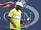 HRAIKA. Americký tenista Donald Young si ped zápasem na US Open pohrává s